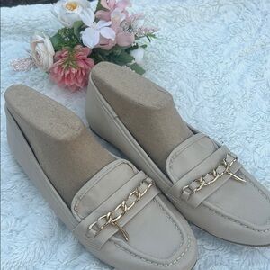 Nautica Women's Cream Loafers with Gold Chain